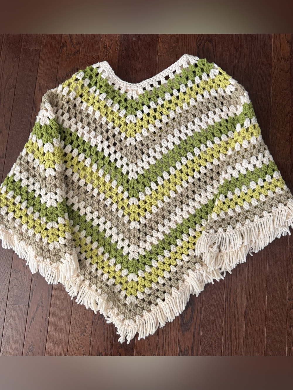 Gorgeous Vintage 1970s green and white crochet poncho no flaws
